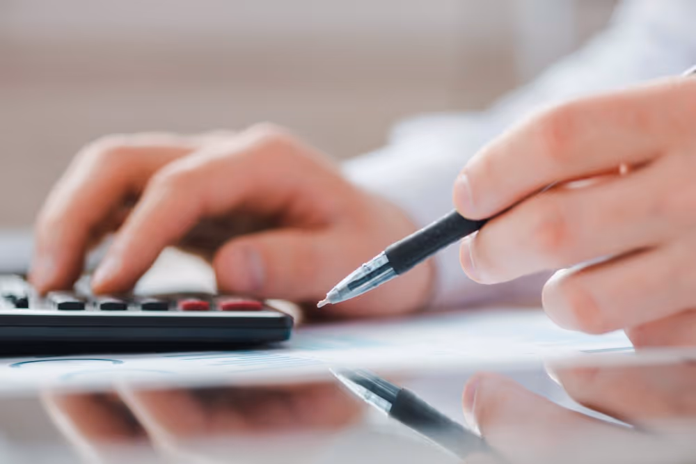 Calculatrice et documents illustrant le calcul de la fiscalité du compte-titres ordinaire (CTO).