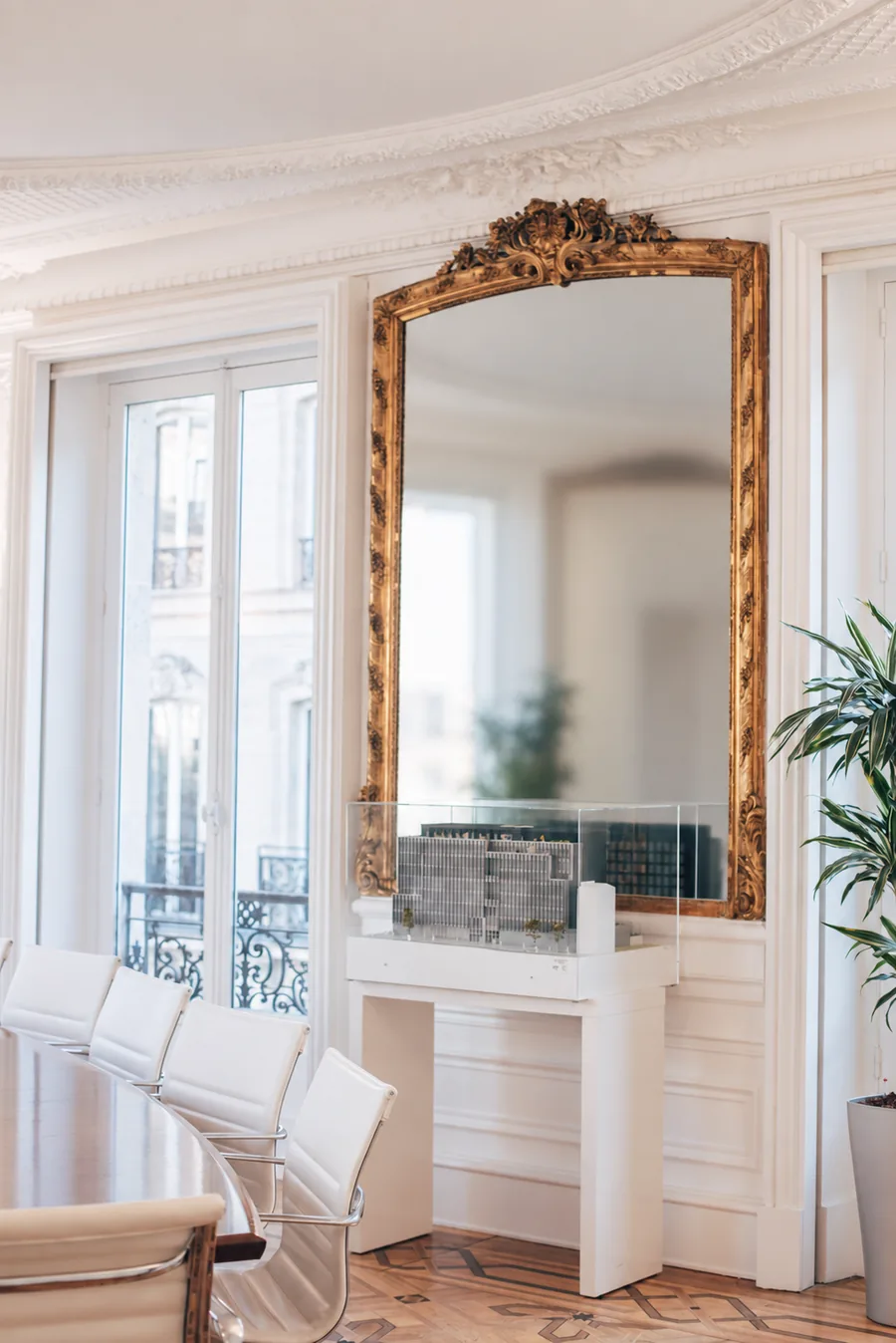 Les moulures et la cheminée dans les bureaux de Rivaria Capital.