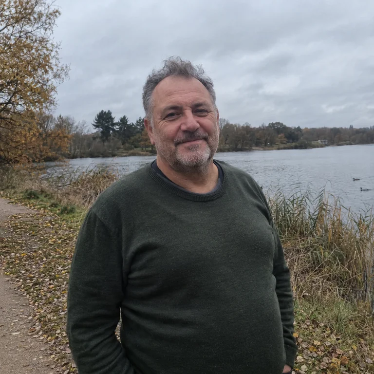 Portrait fictif d’illustration : un homme photographié pendant une promenade au bord d’un lac.