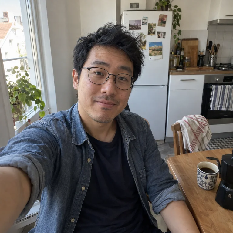 Portrait fictif d’illustration : un jeune homme prend un selfie dans sa cuisine.