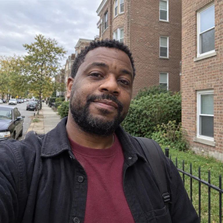 Portrait fictif d’illustration : un homme prend un selfie dans une rue de son quartier.