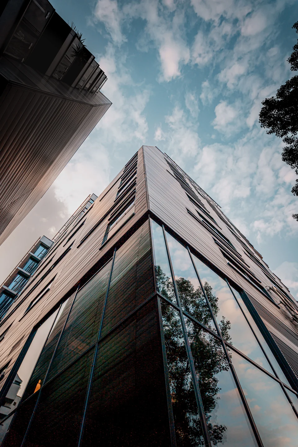 Façade contemporaine d’un immeuble résidentiel avec balcons.