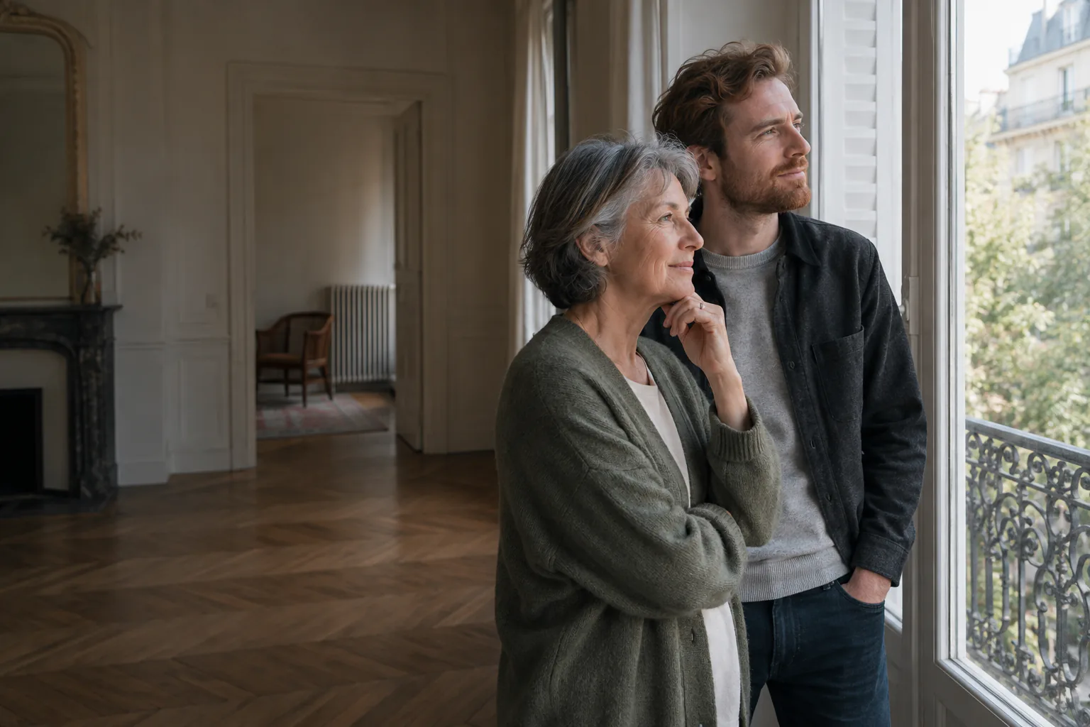 Une mère et son fils découvrent un appartement lumineux.