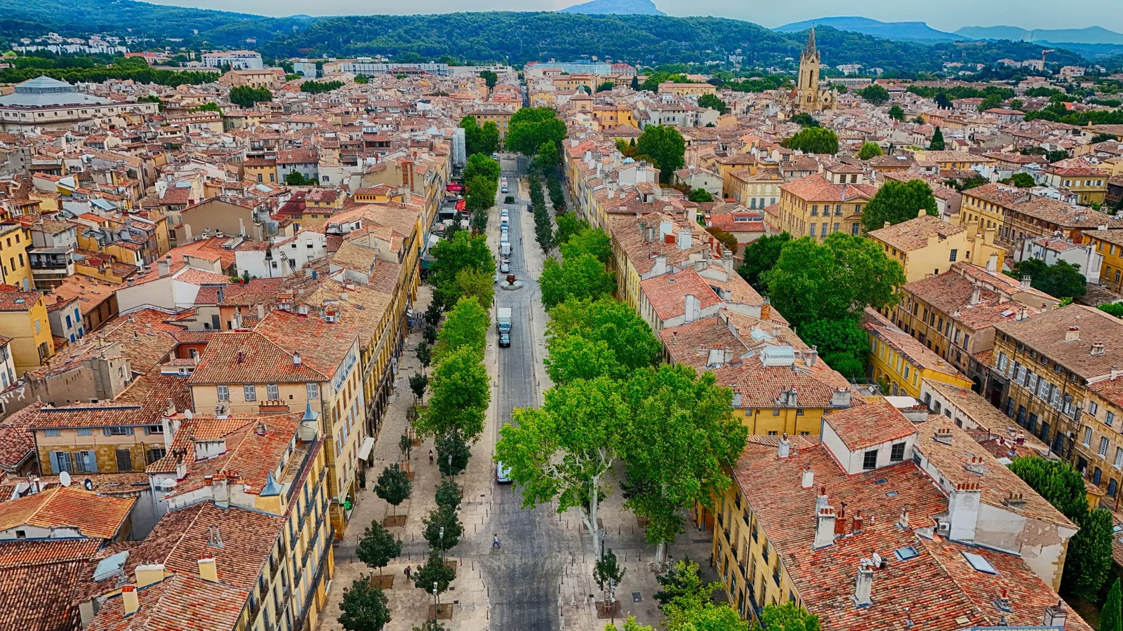 Aix-en-Provence, vue aérienne du cours Mirabeau.