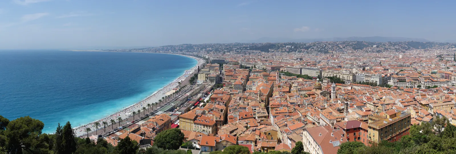 Nice, vieille ville et promenade des Anglais vues depuis la colline du Château.