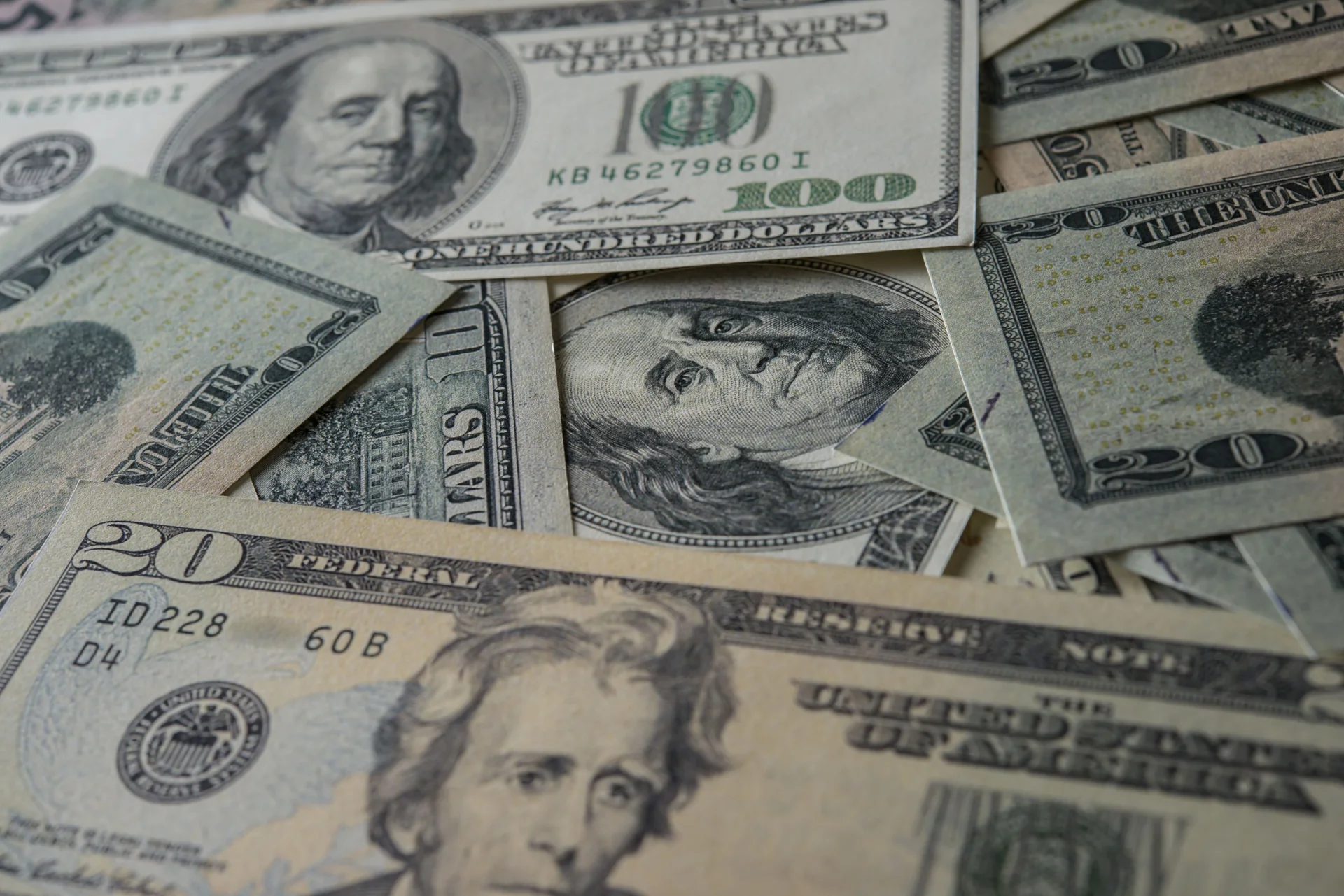 Billets de dollars américains de différentes valeurs, illustration de l’achat de devises.