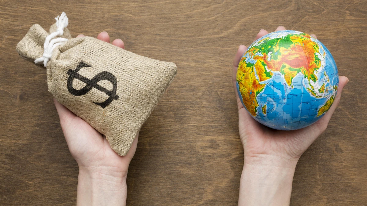Globe terrestre et bourse portant le symbole du dollar, illustration du choix d’un pays pour placer son argent.