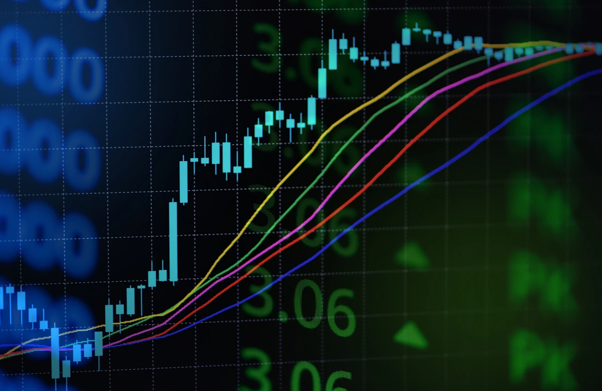 Courbes et chandeliers boursiers sur un écran, illustration de l’investissement en ETF dans un PEA.