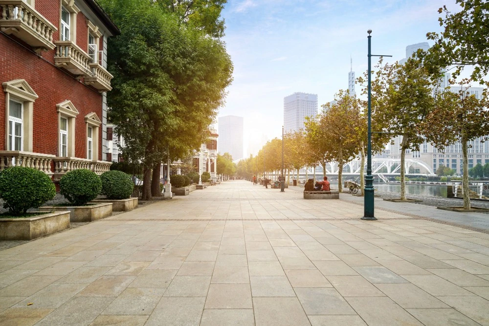 Bâtiments et promenade au bord d’un quai, illustration du choix d’un pays pour un investissement immobilier à l’étranger.