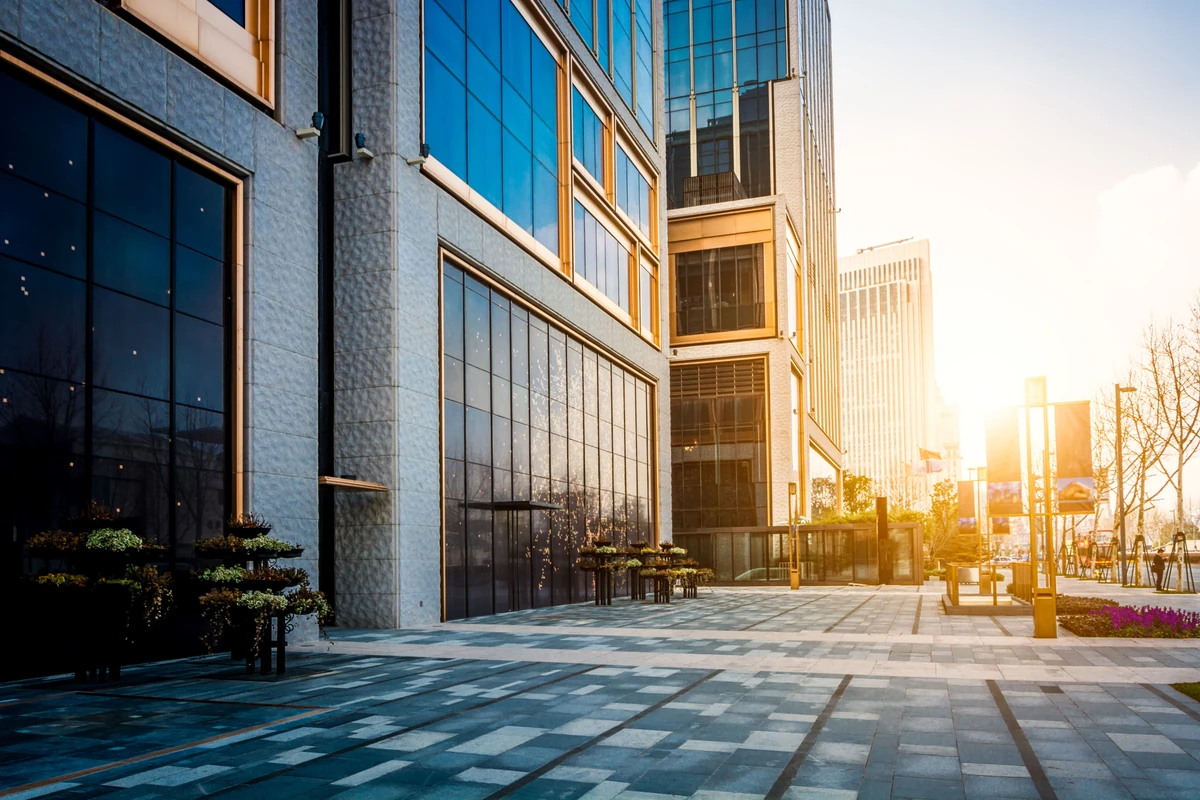 Immeubles de bureaux au soleil couchant, illustration de l’article consacré à la SCPI Épargne Foncière.