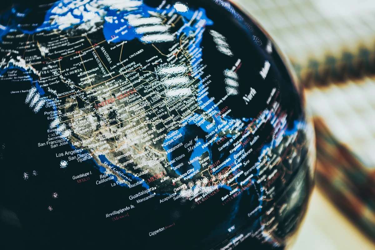 Globe terrestre devant des graphiques financiers, illustration de la composition de l’indice MSCI World.