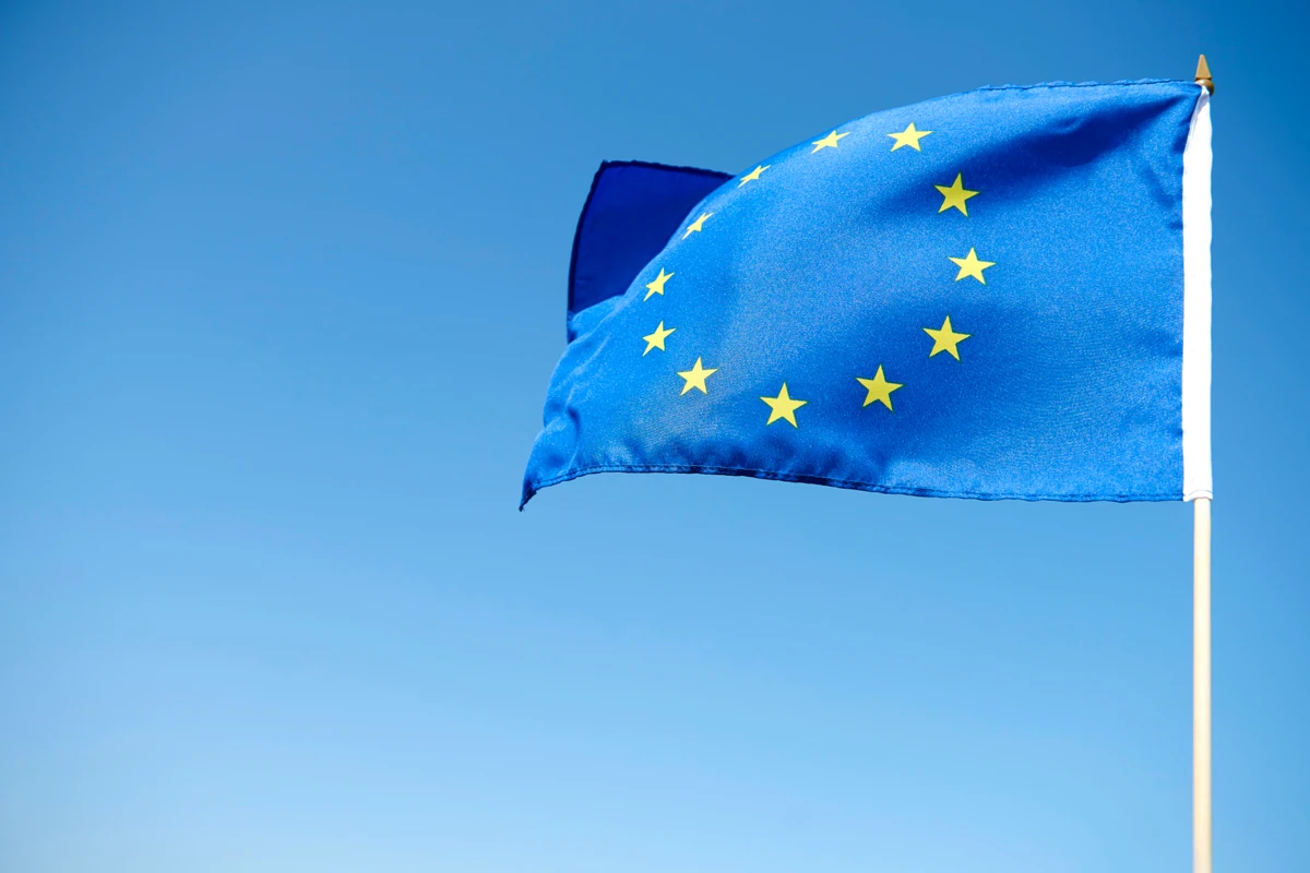 Drapeau de l’Union européenne sur fond de ciel bleu, illustration de la fiscalité des SCPI européennes.