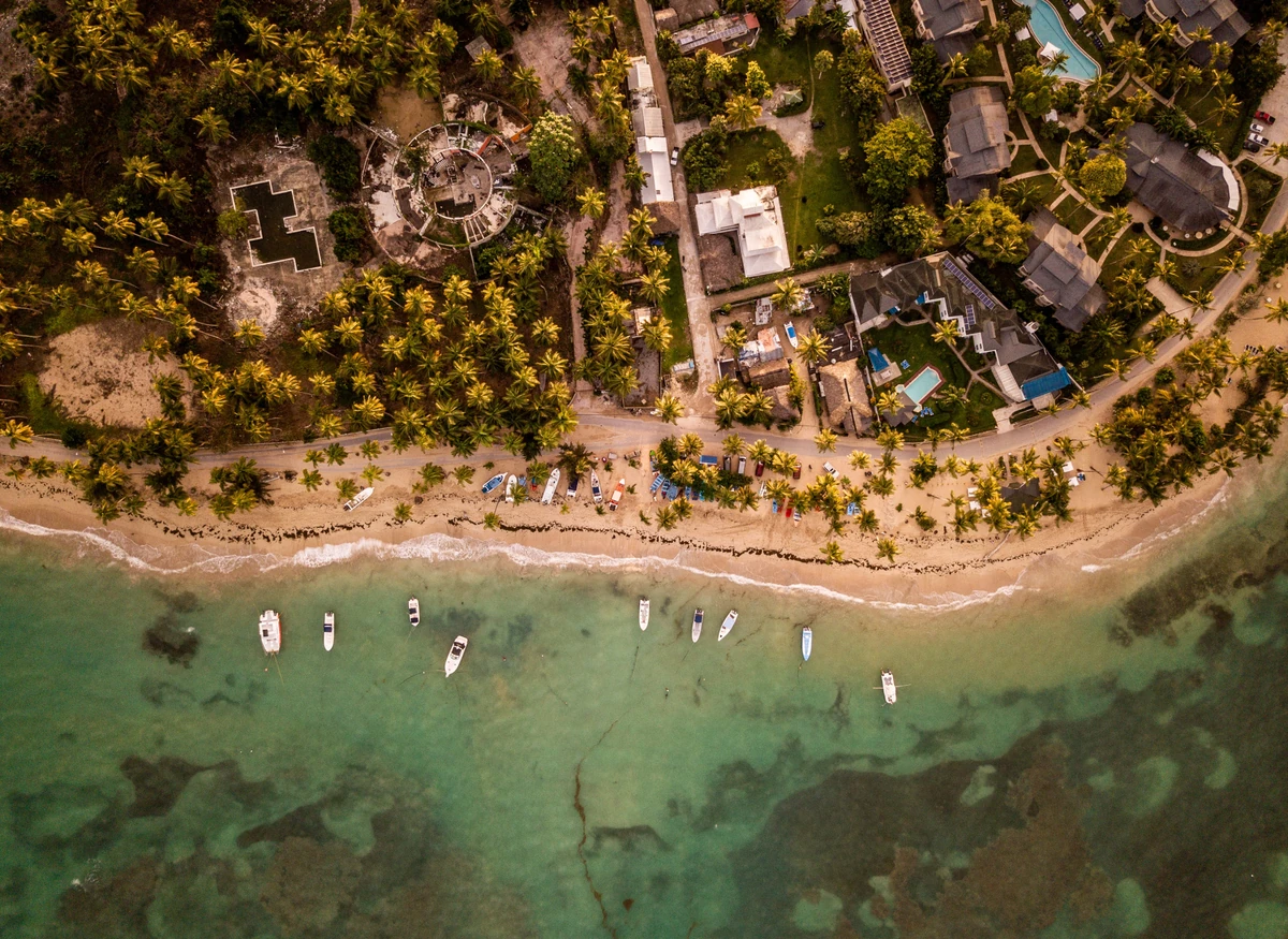 Vue aérienne d’un littoral habité, illustration de l’article sur l’investissement dans un FIP.