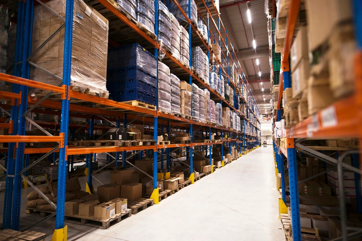 Rayonnages d’entrepôt chargés de palettes et de cartons, illustration de l’investissement en SCPI logistique.